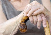 Šta je to “starački miris”, kako nastaje i kako ga se rešiti? Stručnjakinja za dugovečnost tvrdi da samo 1 namirnica pomaže