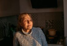 Ćerka joj ostavila unuka na čuvanju i otišla na poslovni put: Kada je otvorila torbu, njen sadržaj je šokirao, a onda joj je 1 poziv slomio srce