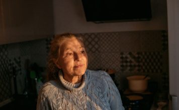 Ćerka joj ostavila unuka na čuvanju i otišla na poslovni put: Kada je otvorila torbu, njen sadržaj je šokirao, a onda joj je 1 poziv slomio srce