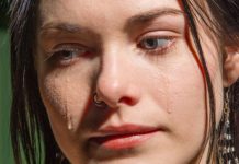 Otac je Nataliju na samrti zamolio da mu ispuni poslednju želju: Kad je otvorila stari kofer na tavanu, zanemela je od šoka