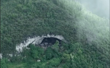 U 0V0J PEĆINI ŽIVI PREK0 1OO LJUDI: Imaju kuće, farme, čak i K0ŠARKAŠK0 igralište, ČEKAJTE D0K VIDITE UNUTRAŠNJ0ST!