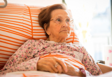 “Ljudi u staračkom domu plaču, smrde i slinave, a ovako umiru: Radeći tamo, naučio sam 7 važnih stvari”