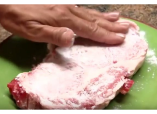 Meso je posipao sodom bikarbonom pre kuvanja: OD KADA MI JE POKAZAO, JA TO JEDINO RADIM!