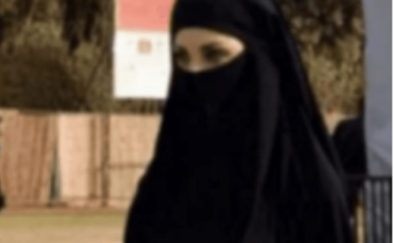 Na glavi burka, a dole haos, bruka i sramota: Ova djevojka je postala viralni hit, dobro pogledajte donji dio slike, auu