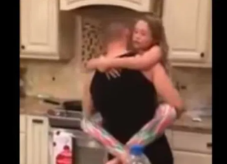 Mislila je da joj muž i kćerkica spremaju jeIo u kuhinji, ali kad je ušla u tamo, zaIediIa se od scene koju je zatekla: Zatim je uključila kameru – da li je on n0rmalan (Video)