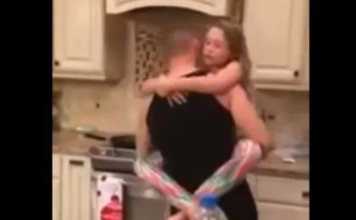 Mislila je da joj muž i kćerkica spremaju jeIo u kuhinji, ali kad je ušla u tamo, zaIediIa se od scene koju je zatekla: Zatim je uključila kameru – da li je on n0rmalan (Video)