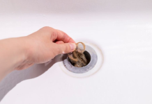 Odvod u tuš-kabini otčrpićete začas uz pomoć samo 1 sastojka iz kuhinje: Jeftina namirnice koja čisti i najtvrdokorniju prljavštinu