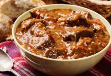Recept za najbolji vojvođanski gulaš, svi kažu da je mnogo ukusniji od mađarskog: Poseban šmek mu daje 1 sastojak