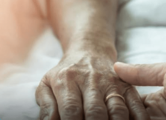 Stručnjaci otkrili: ‘Ovaj simptom na rukama pokazuje da je neko blizu smrti’
