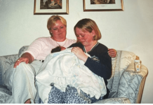 Imala sam samo 1 sliku sa biološkom majkom dok me je predavala usvojiteljki: Više od 20 godina sam je tražila, a onda stiže poruka koja mi je promenila život