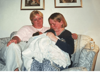 Imala sam samo 1 sliku sa biološkom majkom dok me je predavala usvojiteljki: Više od 20 godina sam je tražila, a onda stiže poruka koja mi je promenila život