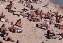 Ljudi u neverici gledaju fotografiju s letovanja iz doba SFRJ: Jedan detalj svima upada odmah u oko