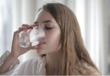 Evo gdje griješimo kada pijemo vodu, zato nam otežava varenje i gojimo se! Evo kako to izbjeći!