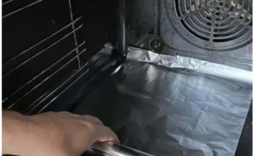 Zapuštena pećnica je prošlost: 0čistite je bez ribanja. TRIK sa limenom folijom će to učiniti za vas!