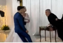 HAOS NA SVADBI! KUM PRETUKAO MLADU, A MLADOŽENJU PLJUNUO: Ni tu nije uspeo da stane, OTKRIO GORKU TAJNU PROŠLOSTI!