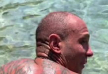 Bio sam u Grčkoj, a kada sam IZAŠAO IZ MORA SA OVIM NA LEĐIMA ljudi su bežali od mene i vrištali: Snimak zbog kog je internet POLUDEO – i jeziv i neverovatan u isto vreme