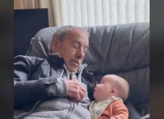 OSTAVILI SU BEBU NA TRENUTAK SA DEDOM: Kada su se vratili nisu mogli da vjeruju šta su zatekli!(VIDEO)