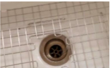 SIPAJTE OVO U SUDOPERU I OSTAVITE 20 MINUTA: Profesionalna ČISTAČICA se kune u TAJ TRIK – dovoljno je 1 NEDELJNO