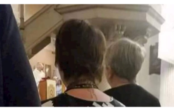 Žena je postala hit na Fejsu zbog majice u kojoj je došla na misu, morate vidjeti što je obukla