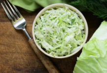 SVI GRIJEŠE U OVOME KADA PRAVE KUPUS SALATU: Trik je u sastojku koji se dodaje na samom kraju i potpuno mijenja ukus