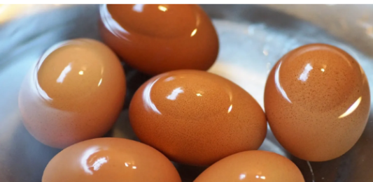 Kad kuhate jaja dodajte u vodu 1 sastojak: Neće popucati i oguliće se očas posla!