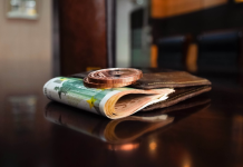 Nema baš para u kućI? Samo stavite novčanicu na ovo mjesto I gledajte kada novac krene da se gomila…