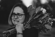 Kad umru mama i tata, ovih 1O stvari se zauvijek mijenja: STAROST nastaje kada umre majka