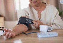 Postoji razlika između 30 i 60 godina: doktor vam pokazuje grafikon normalnog krvnog pritiska koji odgovara vašim godinama