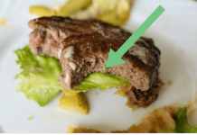 POGLEDAJTE VIDEO Užas u pljeskavici: Što je kupac pronašao u svom obroku?