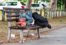 DEVOJKA IZ NOVOG SADA UDELILA BESKUĆNIKU, kad je progovorio shvatila je ko je iza izmučenog lica: UKOPALA SE U MESTU