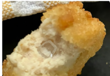 Kupio pileće nagetse i spremio ih deci, ono što su pronaši u njima ih prestravilo FOTO