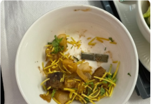 Uživao u hrani tokom leta a onda pronašao u tanjiru nešto što ledi krv u žilama FOTO