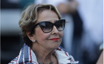 Stan u staroj zgradi, a nameštaj je priča za sebe: Evo u kakvim uslovima živi Ceca Bojković