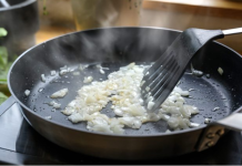 Profesionalni kuhar otkriva trik: Ovako dinstajte luk – bez mirisa i gotov u tren!