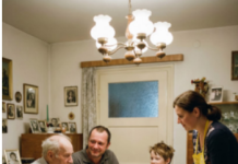 Sin je terao starog oca da jede sam u ćošku iz drvene činije, a onda mu je njegovo dete priredilo lekciju od koje je zanemeo