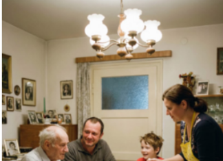 Sin je terao starog oca da jede sam u ćošku iz drvene činije, a onda mu je njegovo dete priredilo lekciju od koje je zanemeo