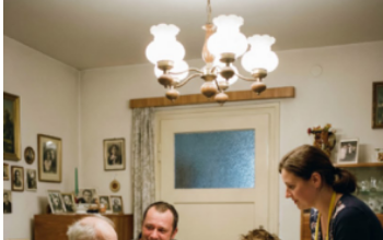 Sin je terao starog oca da jede sam u ćošku iz drvene činije, a onda mu je njegovo dete priredilo lekciju od koje je zanemeo