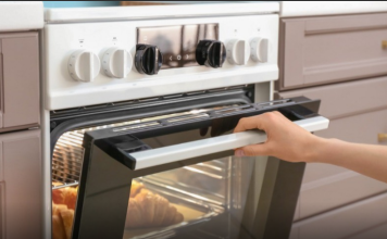 Skriveno dugme na rerni koje skoro niko ne koristi: Zbog njega masnoća nestaje sa stakla za nekoliko minuta i to BEZ RIBANJA