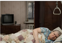 Nisam svojoj paraliziranoj svekrvi rekao da su u stanu postavljene skrivene kamere da bih shvatio kako se ponaša kada niko nije kod kuće