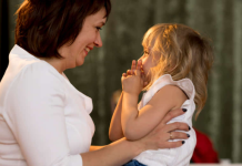 Dijete koje nije imalo dovoljno majčinske ljubavi u životu razvija 10 loših osobina, a jedna je najgora