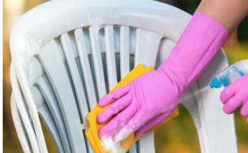 Kako najlakše očistiti bele plastične stolice? Trikovi uz koje će blistati kao da su sada stigle iz fabrike