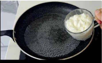 Samo sipajte JOGURT u kipuću vodu, dodajte brašno i ne morate ujutro ići u prodavnicu: Skoro NIKO za ovo ne zna!