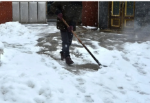Kada čistite snijeg, uvijek na lopatu pospite ovaj jedan sastojak: Sve će ići mnogo brže i lakše