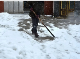 Kada čistite snijeg, uvijek na lopatu pospite ovaj jedan sastojak: Sve će ići mnogo brže i lakše