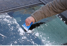 Trik koji MOMENTALNO skida led sa šoferšajbne: Trebaju vam samo 2 sastojka iz kuhinje