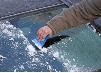 Trik koji MOMENTALNO skida led sa šoferšajbne: Trebaju vam samo 2 sastojka iz kuhinje