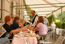 Šta znači kada gost pomaže konobaru da pokupi tanjire sa stola, prema psihologiji?