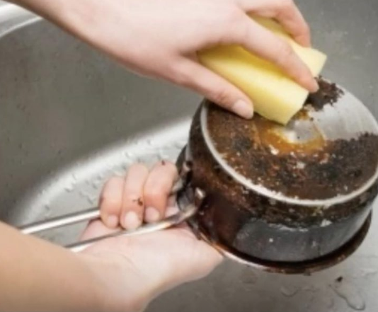 TRIK KOJI JE OSVOJIO INTERNET: Evo zašto treba sipati so na sunđer pre pranja sudova