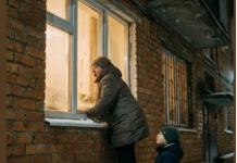 Tajni plan muža: žena je poslušala šapat sina i otkrila u kući ono što je muž pripremao za njihov povratak.