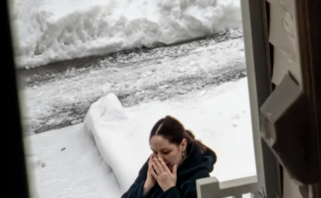 Stajala sam na hladnoći, a iza vrata sam čula ženski smeh